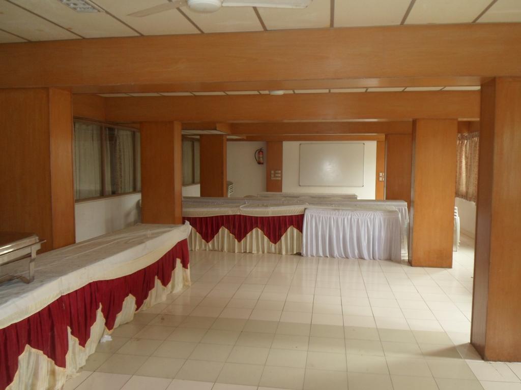 Hotel Rajdeep Inn Ахмедабад Екстер'єр фото