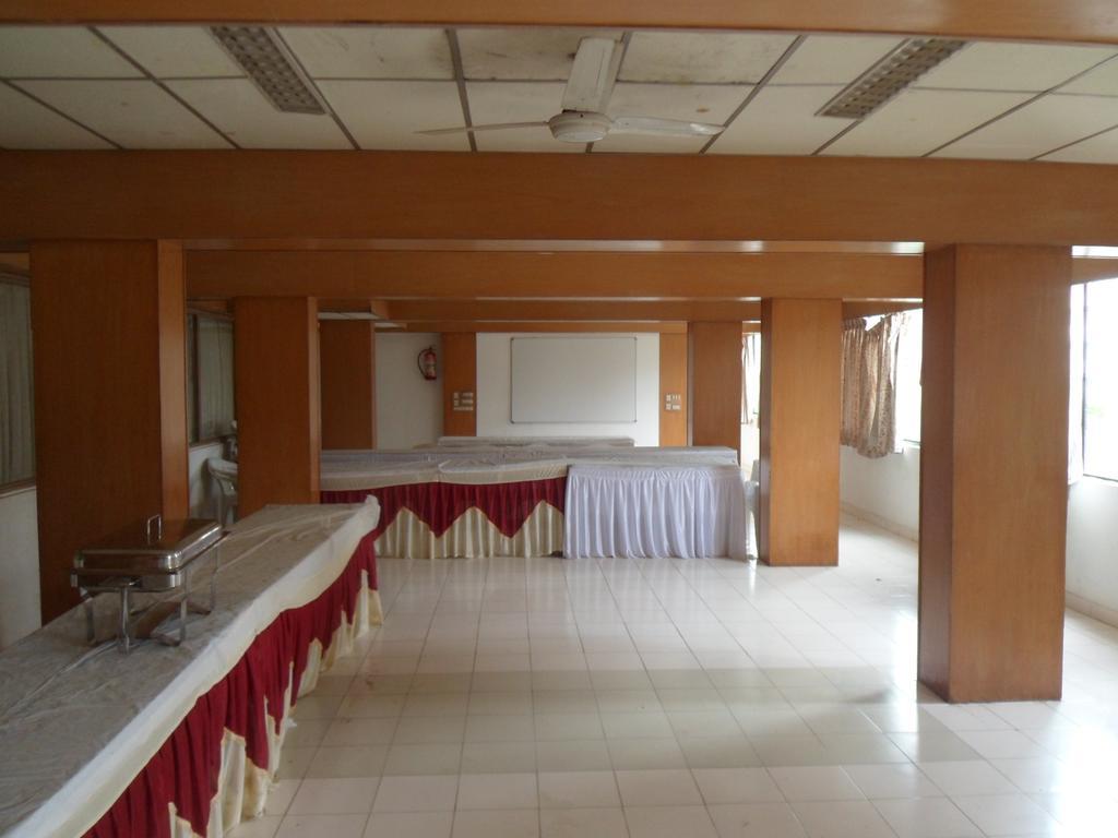 Hotel Rajdeep Inn Ахмедабад Екстер'єр фото